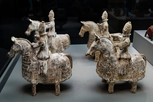 十六国时期陶武士俑和陶牛车