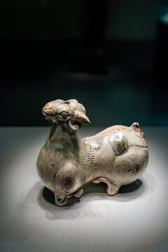 中国国博的东晋青瓷羊形烛台