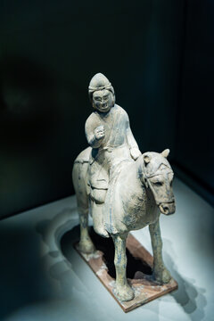 北朝时期陶骑马武士俑