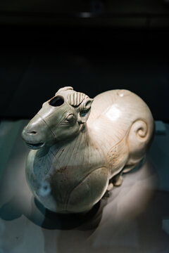 三国时期吴国青瓷羊形烛台