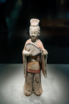 中国国家博物馆的北齐弹琵琶俑