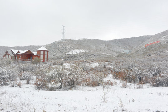 红原俄么塘花海食宿区域积雪