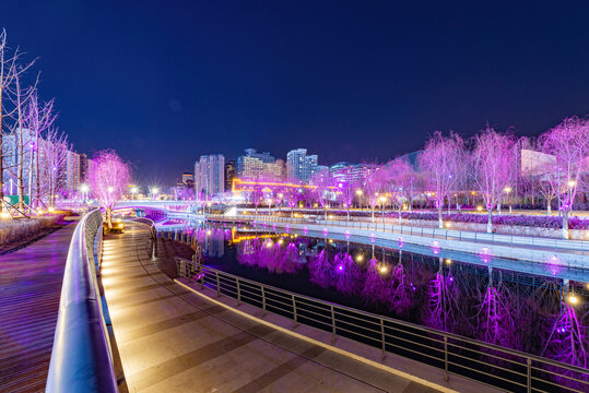 北京亮马河两岸圣诞节灯光秀