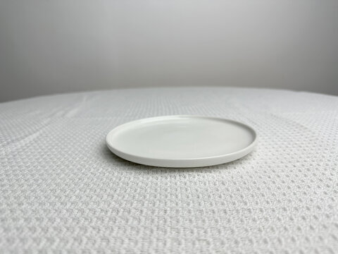 白色陶瓷浅盘子