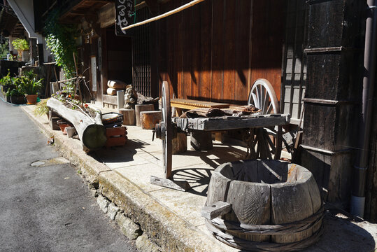 农家老屋门口