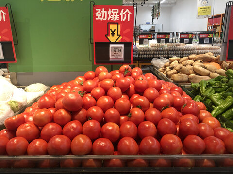 超市货架西红柿