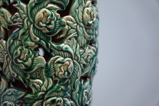 中国工艺美术馆柴窑镂空花卉瓶