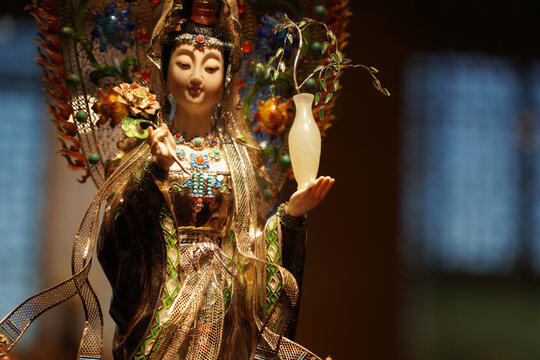 中国工艺美术馆精美陶瓷菩萨雕像