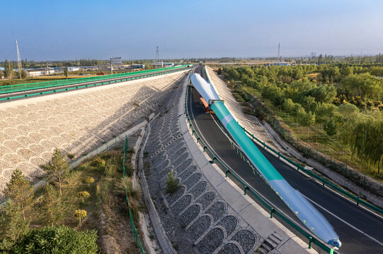 风电叶片运输车上高速公路