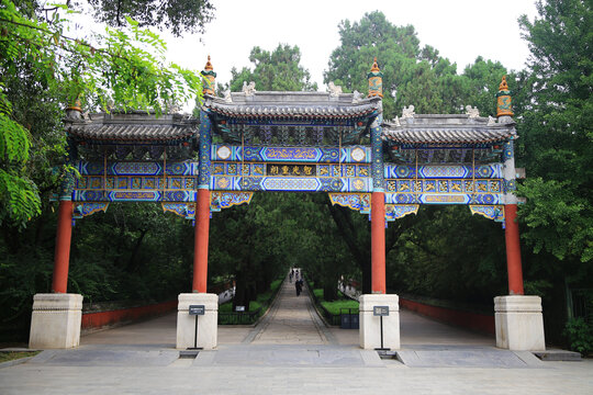 北京卧佛寺牌楼
