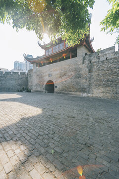 柳州东门城楼阳光下的古代城墙