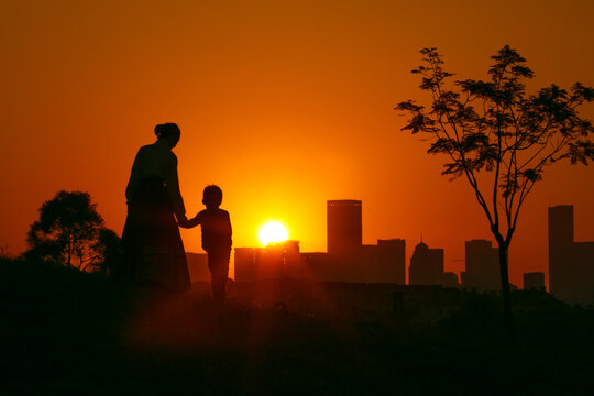 南宁夕阳下的母子牵手安居乐业