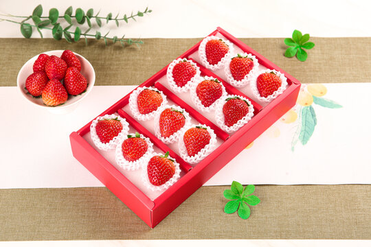 礼盒装新鲜丹东草莓
