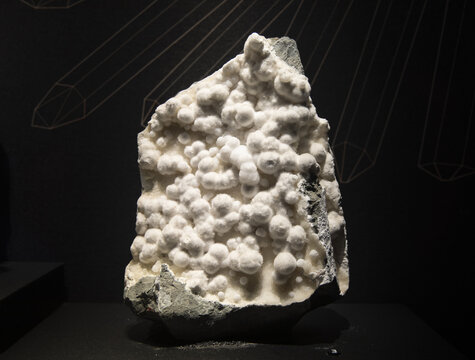 纤水硅钙石