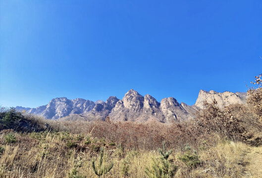 初冬的山峦