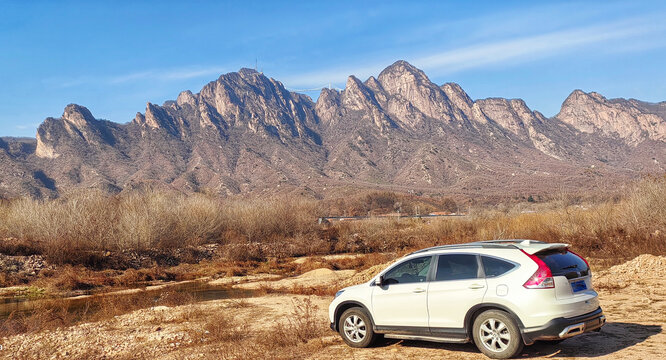 停在凤凰山下小的汽车