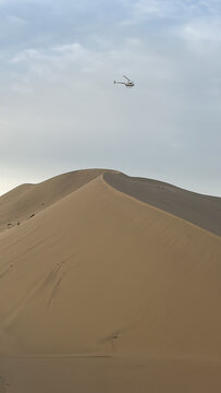 西北大漠上的直升机