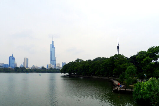 南京玄武湖远眺紫峰大厦