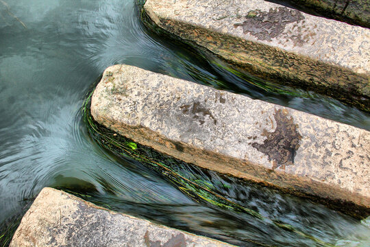 石台阶沱江水