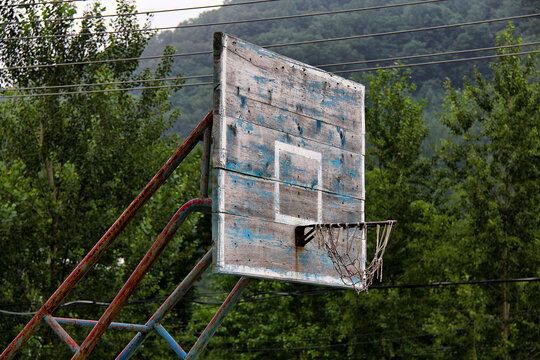破旧篮球框