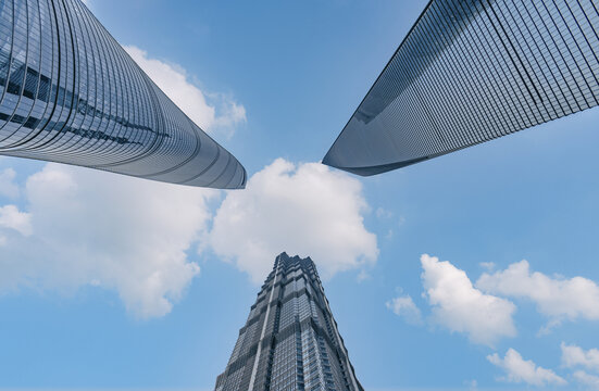 上海摩天大楼蓝天下的高楼大厦