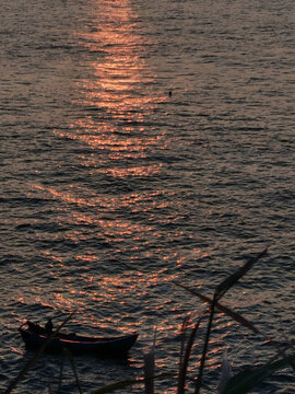 日出的海面与渔船