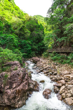 山间溪流