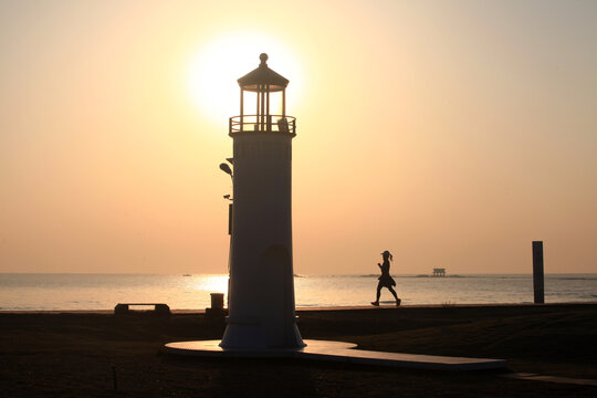 海滨日出剪影