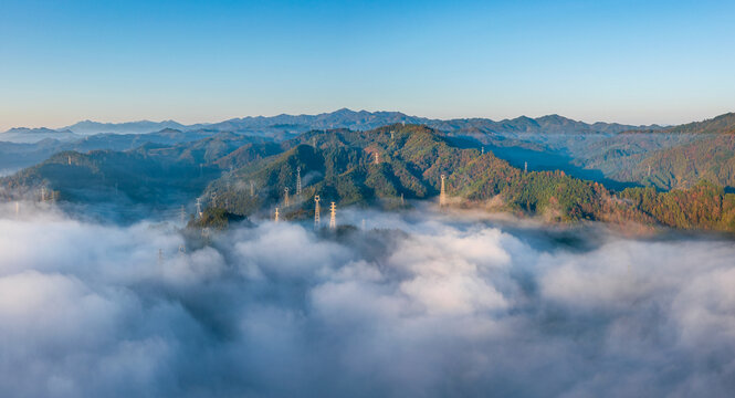 山脉山川云雾云海上的输电塔