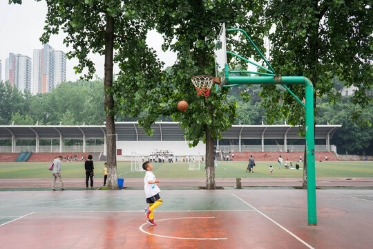 儿童打篮球