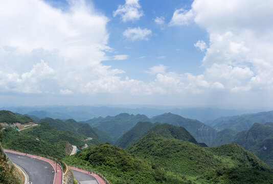 崇山峻岭