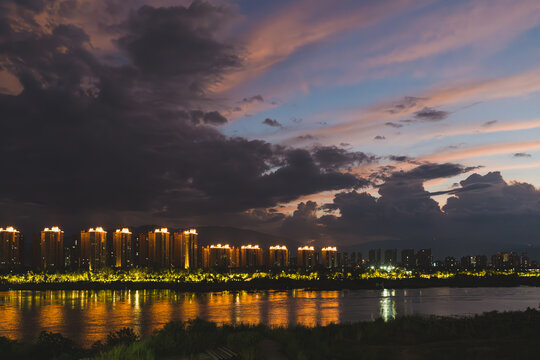 澜沧江旁的城市与日落