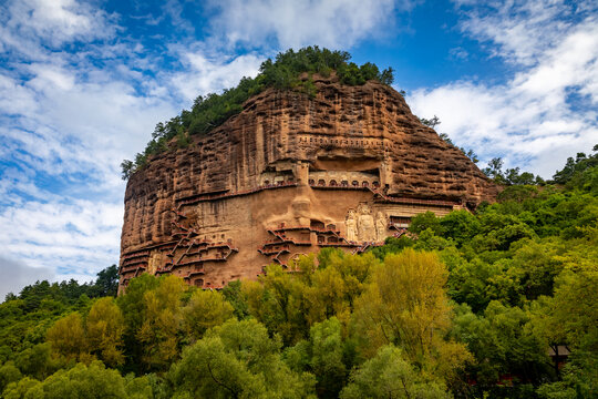 甘肃天水麦积山石窟全景