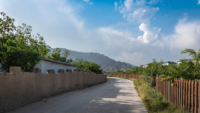 贺兰山下的村庄道路