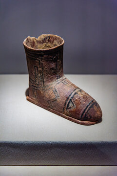 中国国博的新石器时代彩陶靴
