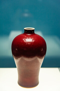 中国国博的清康熙祭红釉梅瓶