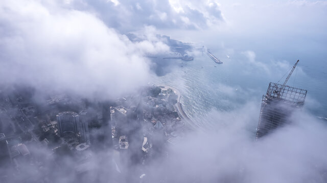 城市上空的雾中青岛
