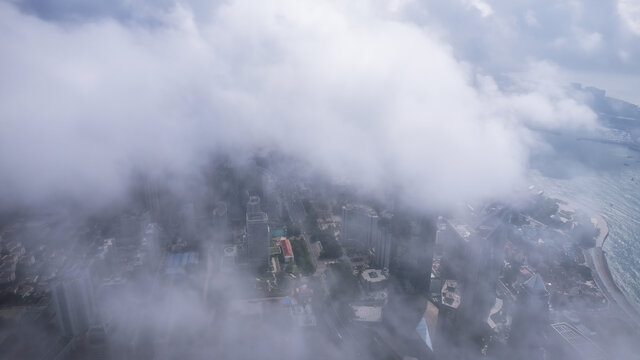 航拍海滨城市雾中的青岛