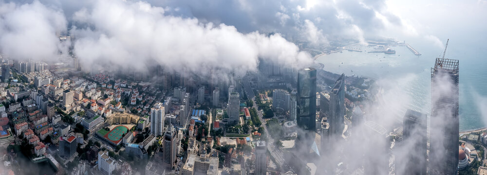 航拍平流雾中的青岛