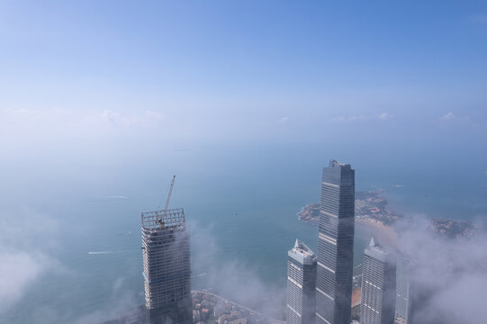 航拍雾中海岸线摩天大楼