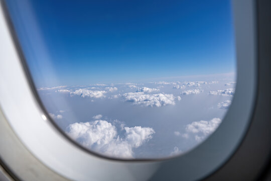 飞机舷窗外的天空
