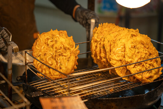 中国传统小吃香炸虾饼