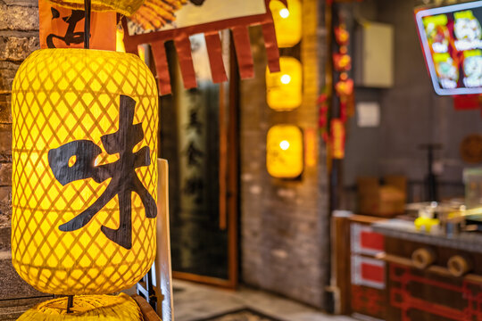 中式餐馆黄色灯笼