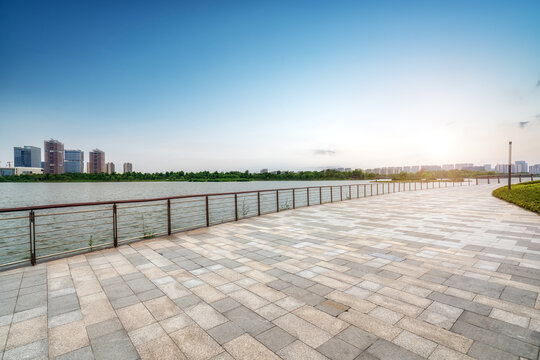 江边休闲广场街景