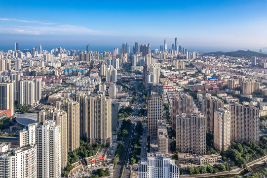 航拍青岛海岸线城市街景