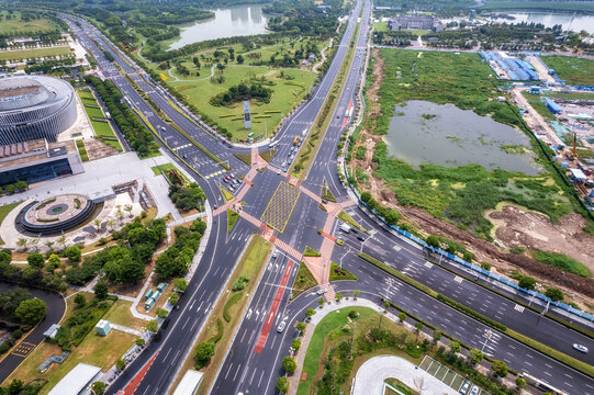 航拍城市前进的道路天际线