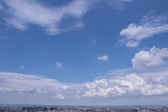 天空风景下的城市建筑天际线