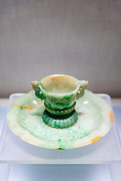 北京故宫的清乾隆翠雕龙纹杯盘