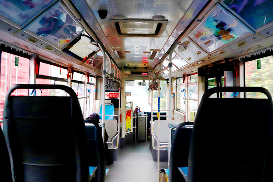 公交车厢内景