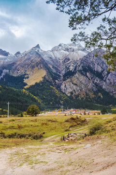 西藏高原山区佛教寺庙和草原美景